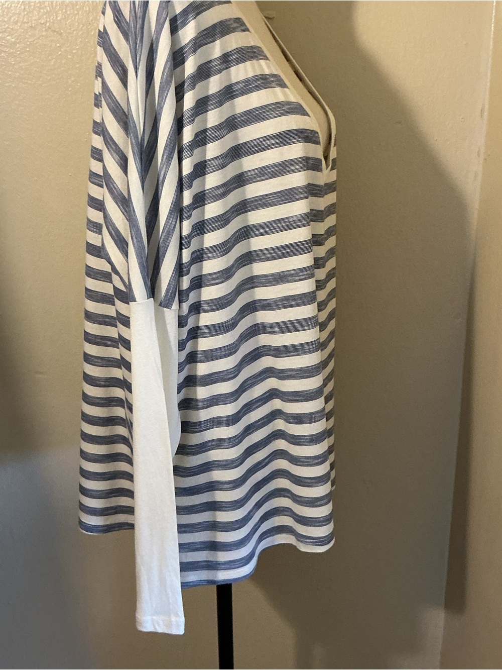 StyleMint Womens Size 4 Blue Ivory Striped V-Neck Cotton Modal Relaxed Top USA - Picture 8 of 13